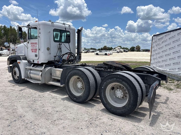 2000-freightliner-fld120-image-4