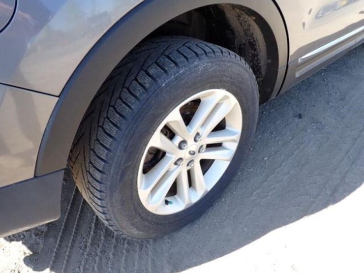 2014-ford-explorer-xlt-image-38
