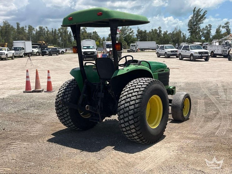 john-deere-utility-tractor-image-3