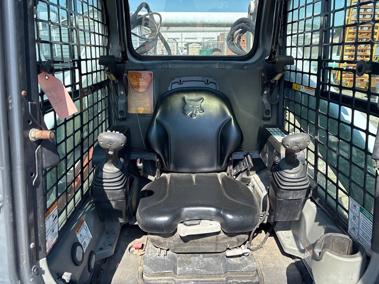 #2-•-2015-bobcat-loader-image-9