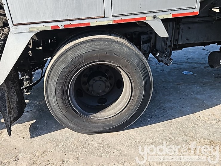2016-kenworth-t300-image-8