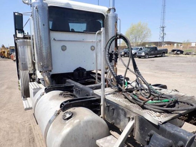 2004-peterbilt-379-image-44
