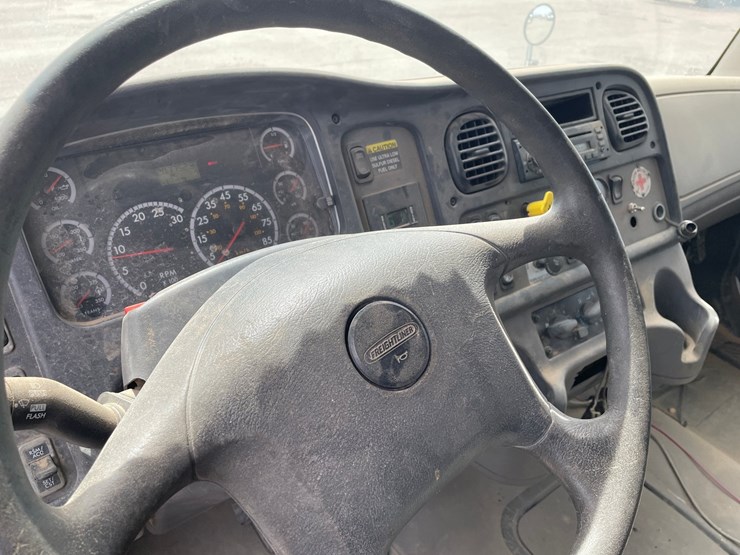 2008-freightliner-m2-106-image-20