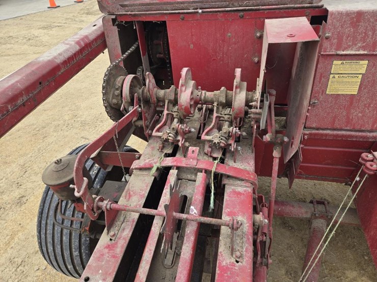 new-holland-320-image-11