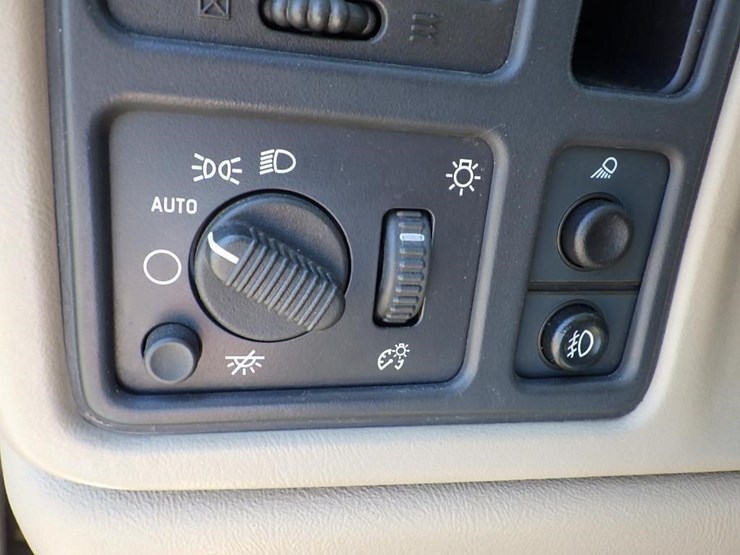 2005-chevrolet-silverado-3500-image-38