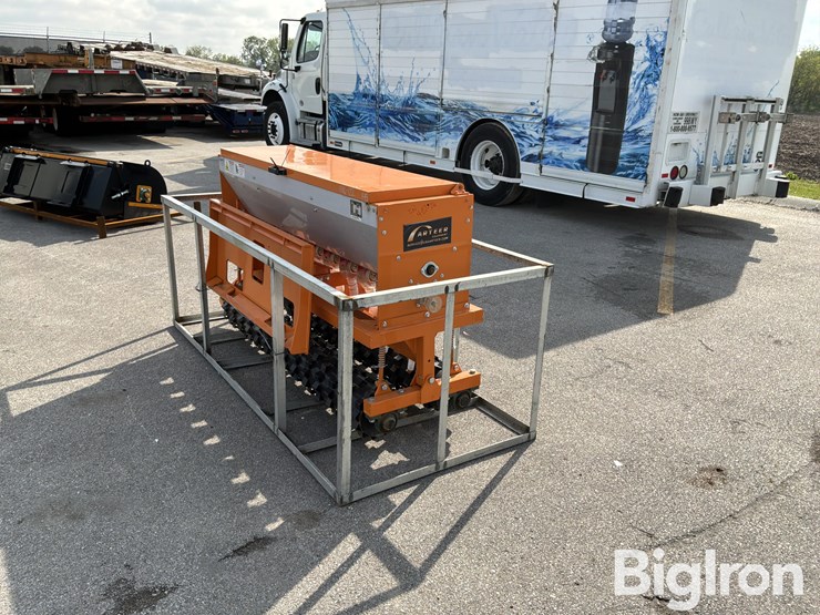 2026-caterpillar-12-image-5