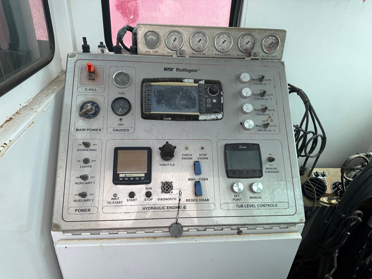 2014-caterpillar-c13-image-17