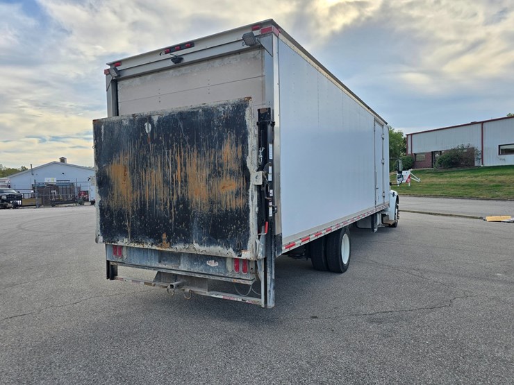 2014-freightliner-m2-106-image-28