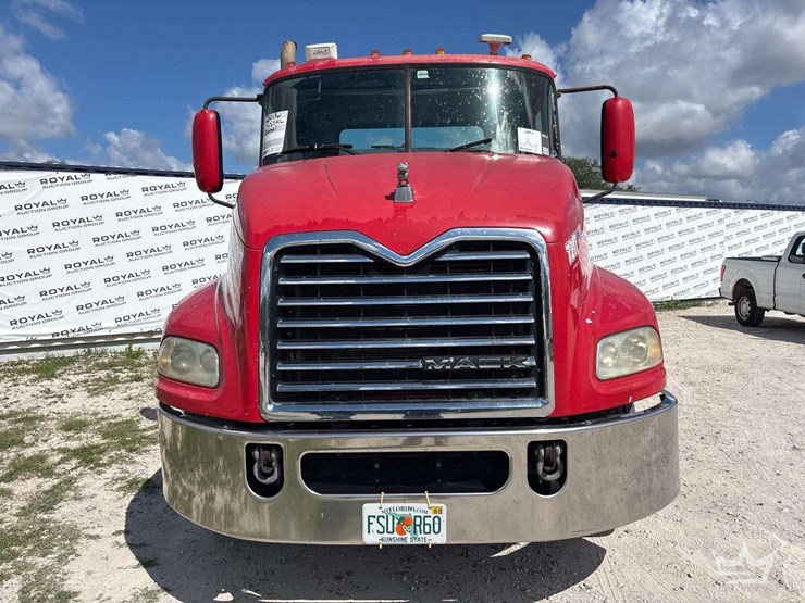 2013-mack-cxu613-t/a-day-cab-truck-tractor-image-25