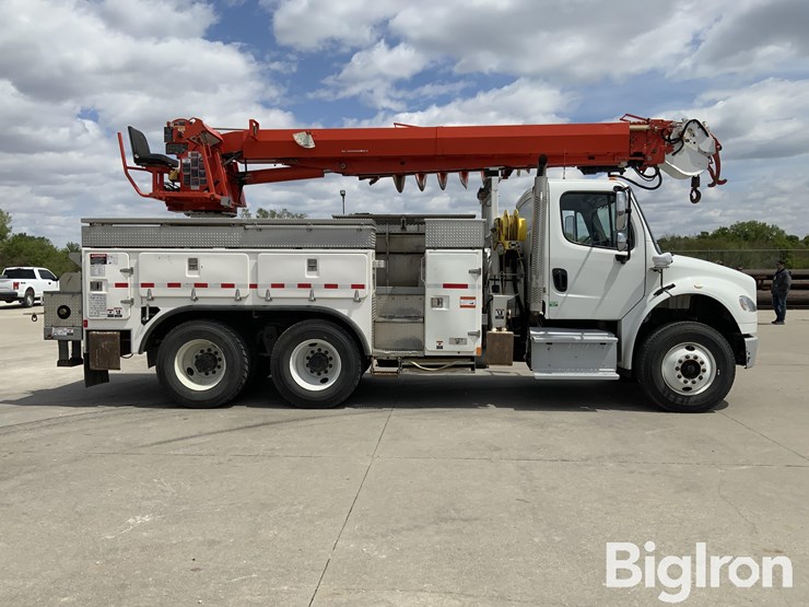 2014-freightliner-m2-106-image-12