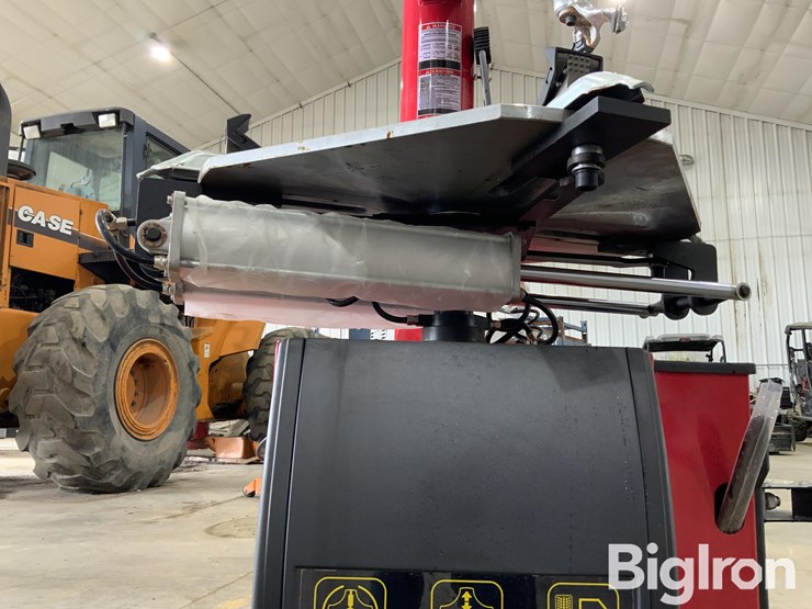 2025-massey-ferguson-730-image-11