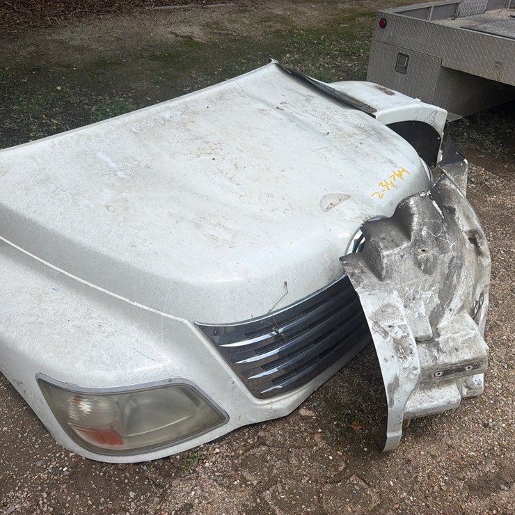 #1667 • 2006 TOYOTA HINO BOX TRUCK HOOD AND FENDERS