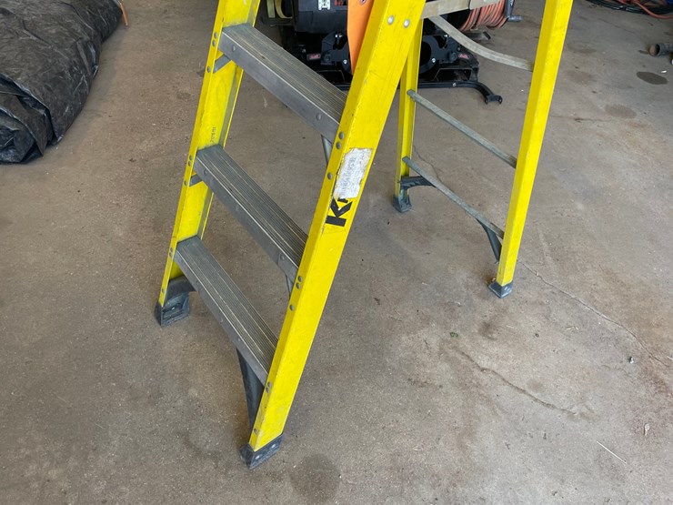 #4589-•-keller-fiberglass-step-ladder-image-3