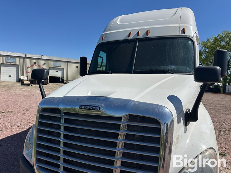 2015-freightliner-cascadia-125-image-19