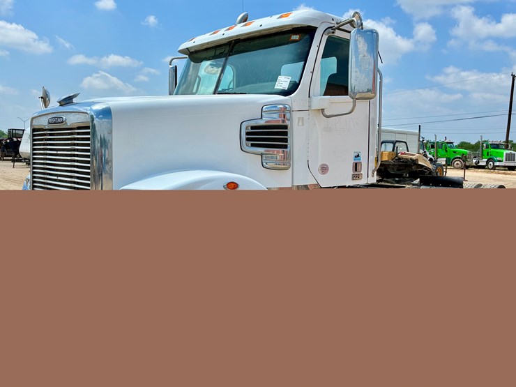 2015-freightliner-coronado-122-sd-image-1