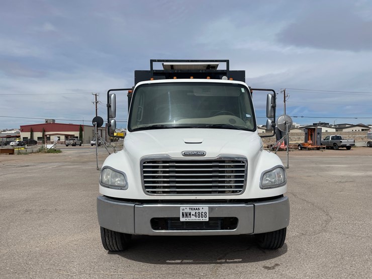 2008-freightliner-m2-106-image-2