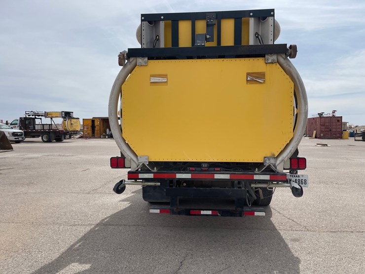 2008-freightliner-m2-106-image-6