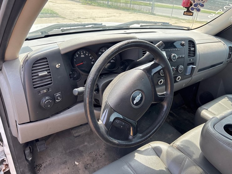 #17-•-2013-chevrolet-1/2-ton-pick-up-truck-image-6