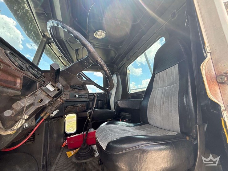 2000-freightliner-fld120-image-15