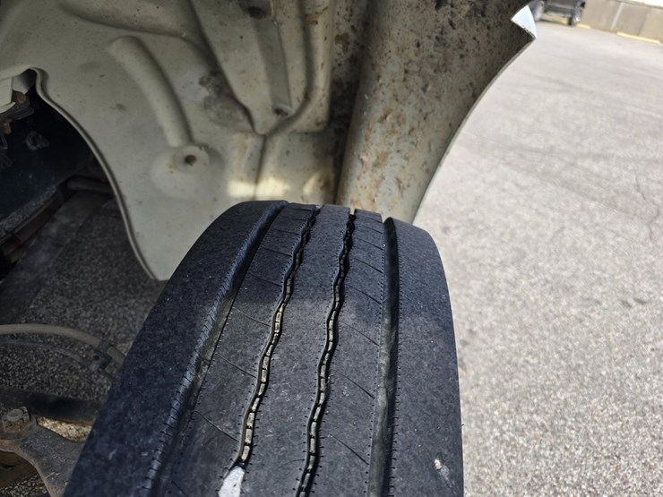 2014-freightliner-m2-106-image-51