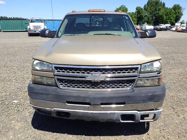 2005-chevrolet-silverado-3500-image-2