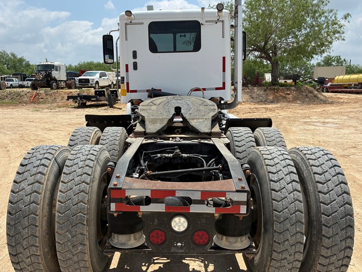 2016-freightliner-coronado-122-sd-image-5