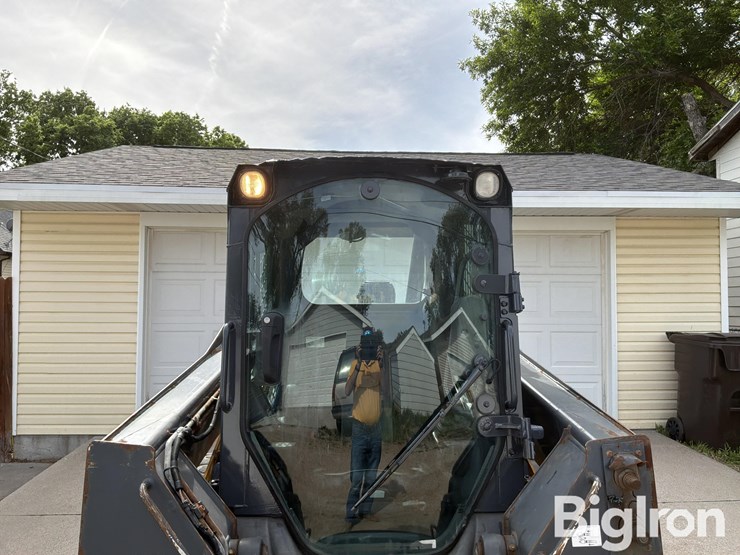 2014-deere-320e-image-11