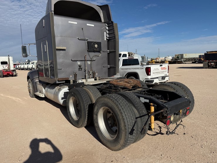2013-peterbilt-384-image-4