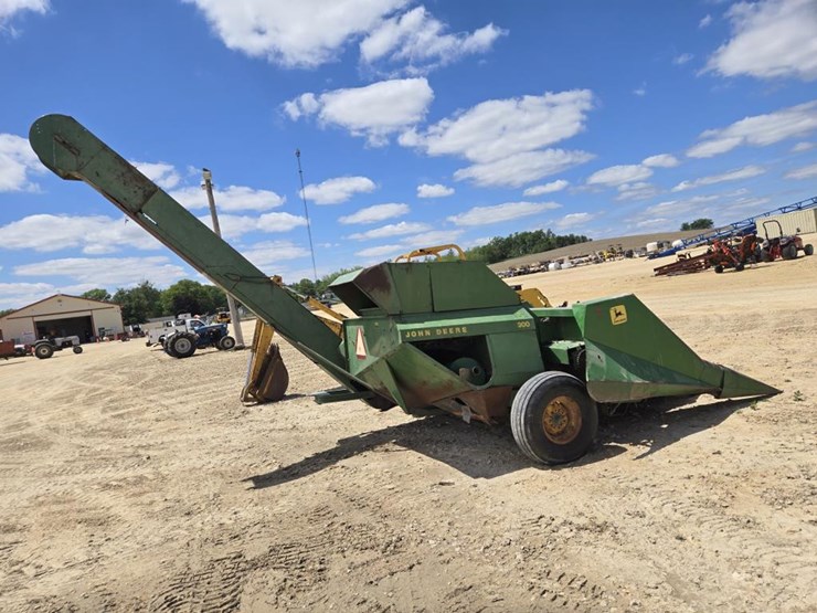 john-deere-300-image-12