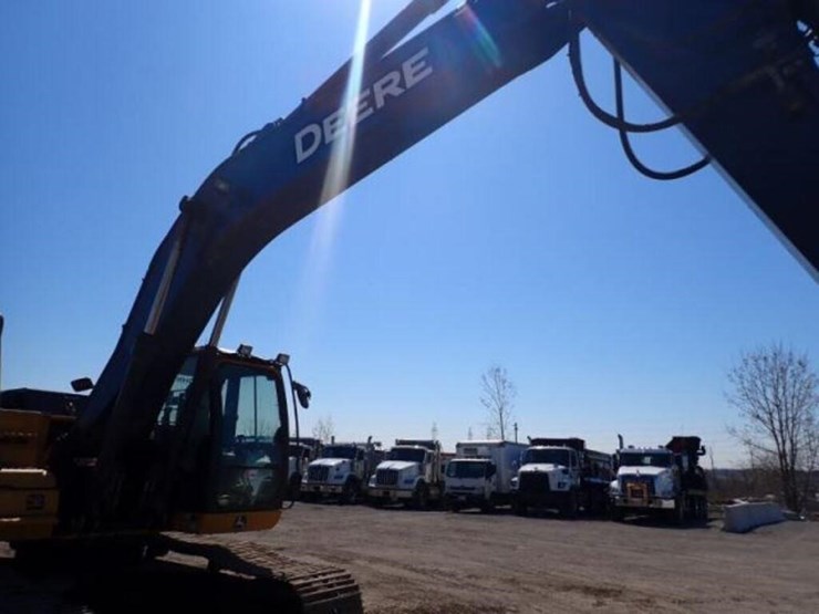 2017-deere-250g-lc-image-33