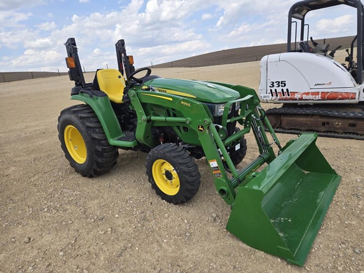 2025-john-deere-3032e-image-3