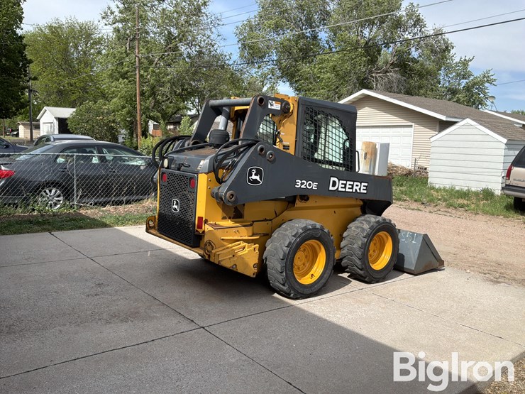 2014-deere-320e-image-5