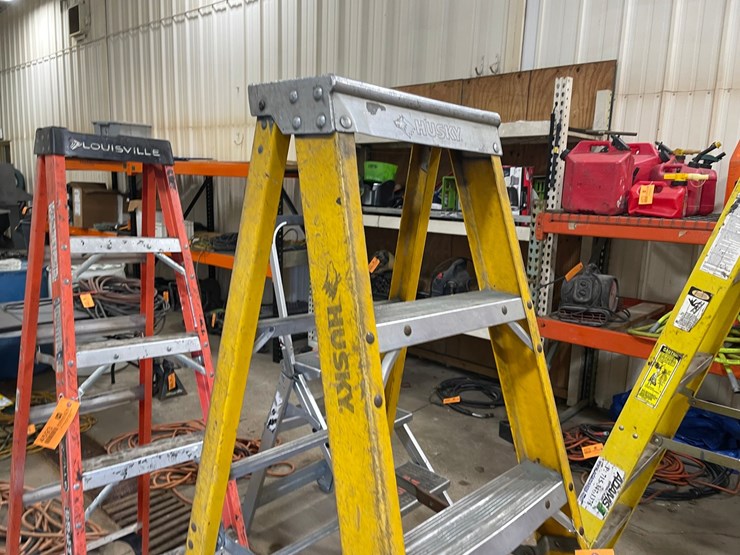 #4592-•-husky-fiberglass-step-ladder-image-4