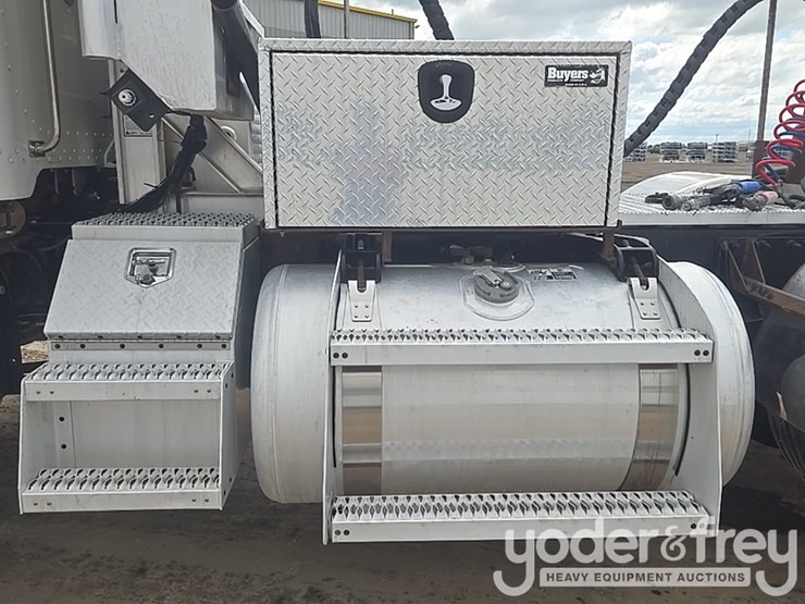 2010-peterbilt-367-image-28