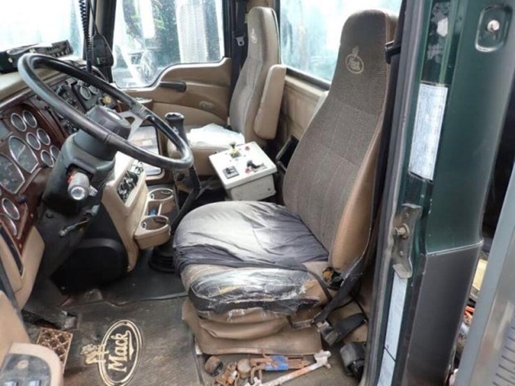 inoperable-2005-mack-cv713-granite-tri/a-vacuum-tr-image-24
