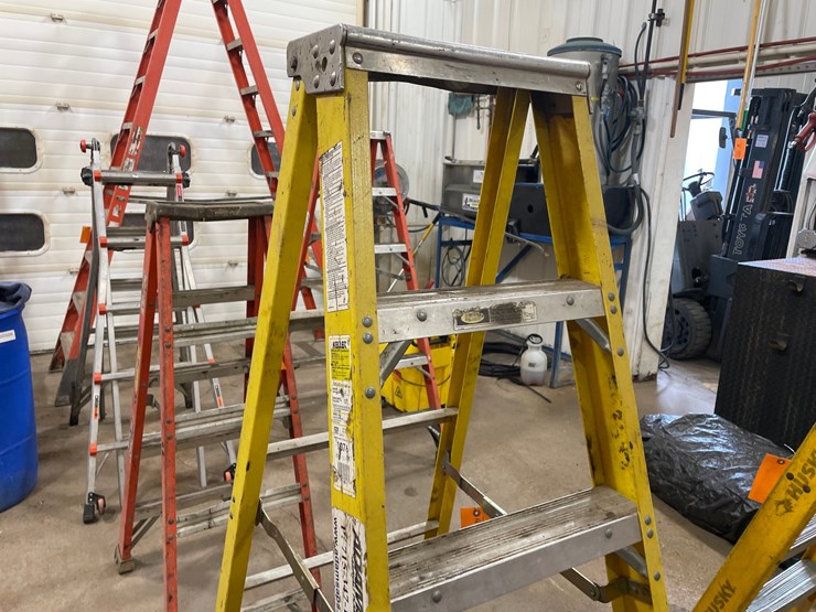 #4591-•-keller-fiberglass-step-ladder-image-2