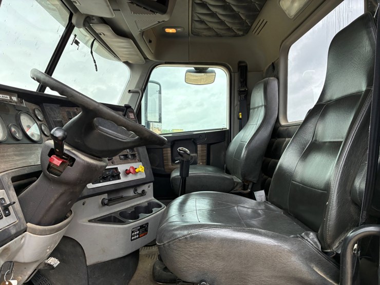 2015-freightliner-coronado-122-sd-image-2
