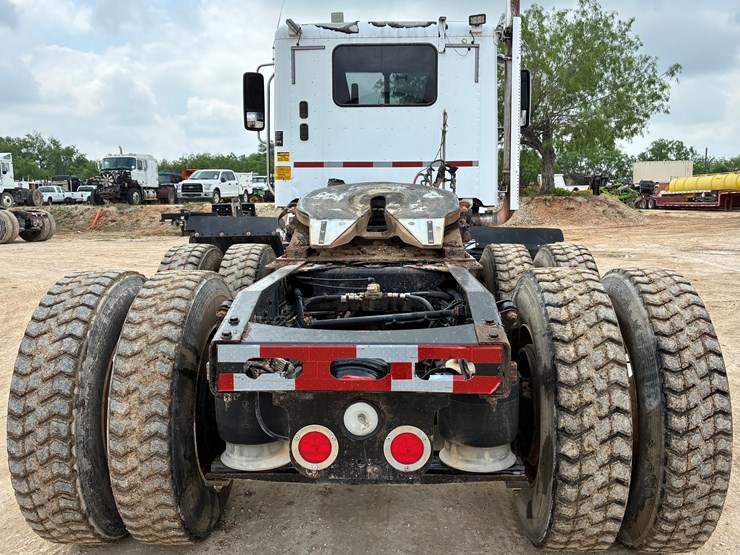 2015-freightliner-coronado-122-sd-image-5
