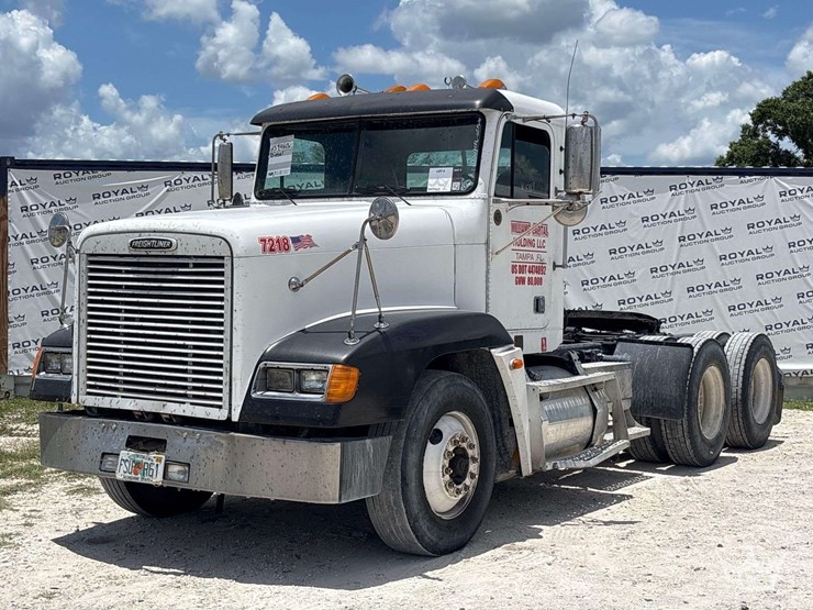 2000-freightliner-fld120-image-1