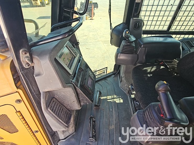 2016-caterpillar-d5k2-lgp-image-36
