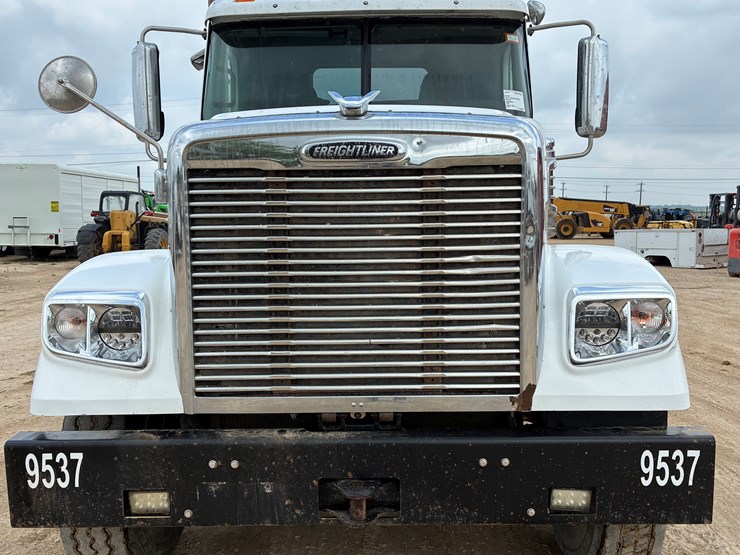 2015-freightliner-coronado-122-sd-image-2