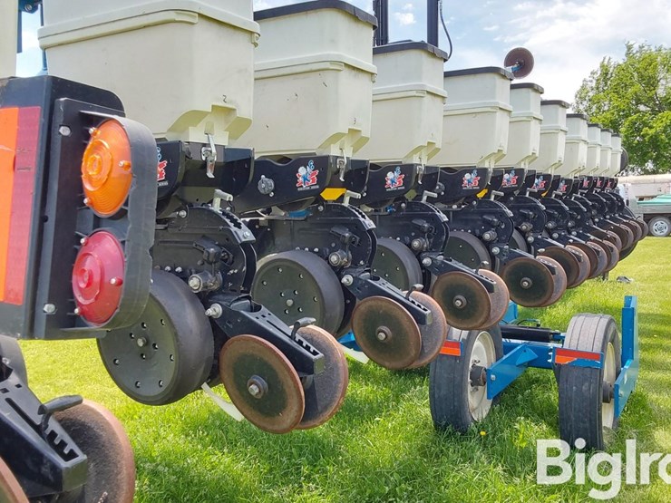 2014-kinze-3600-image-19