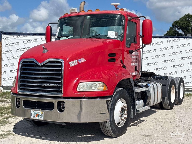 2013-mack-cxu613-t/a-day-cab-truck-tractor-image-1