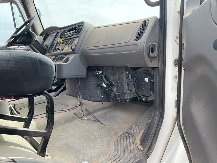 2008-freightliner-m2-106-image-59