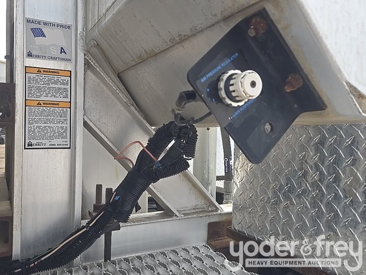 2010-peterbilt-367-image-21