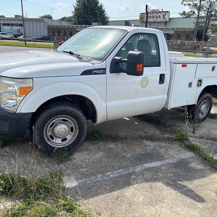 #43 • 2012 FORD 3/4 TON SERVICE BODY TRUCK