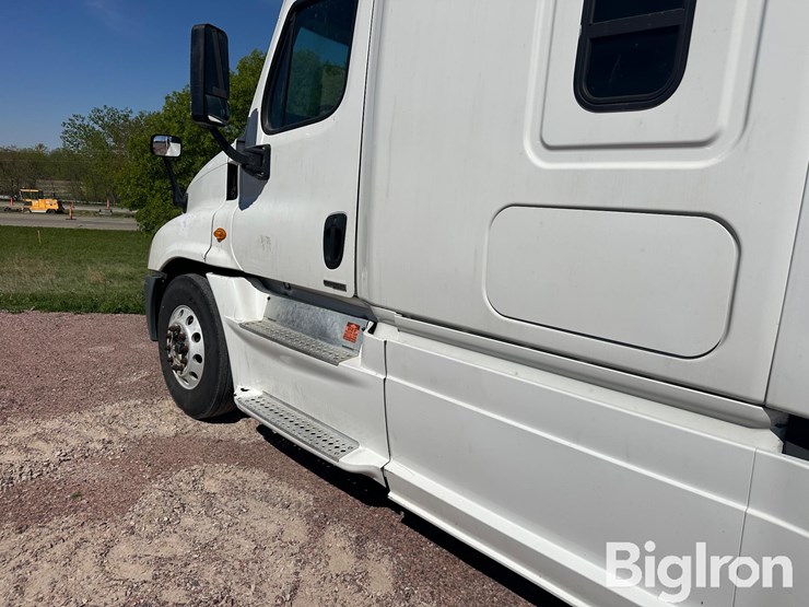 2015-freightliner-cascadia-125-image-12