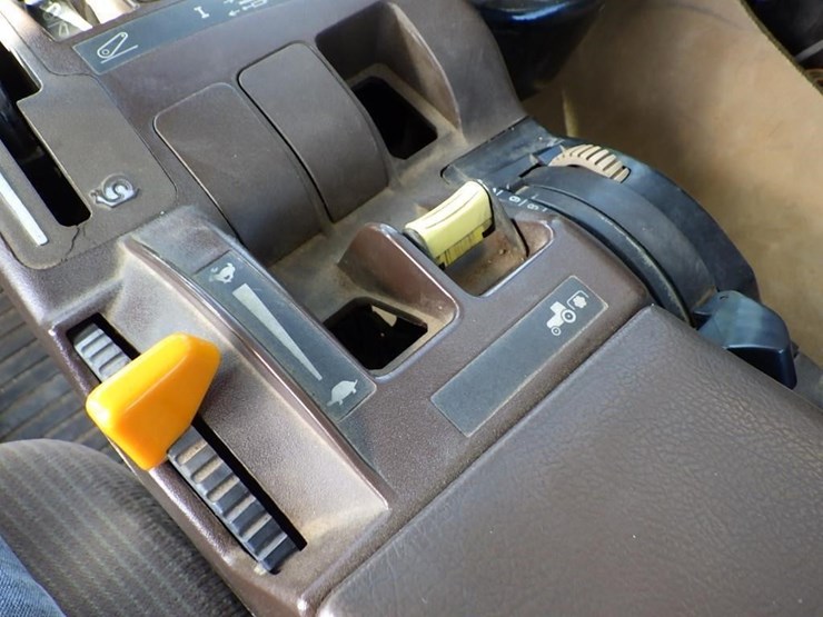 2005-john-deere-7220-image-47
