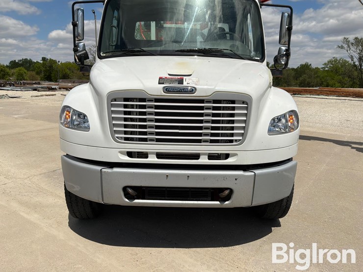 2010-freightliner-m2-106-image-12