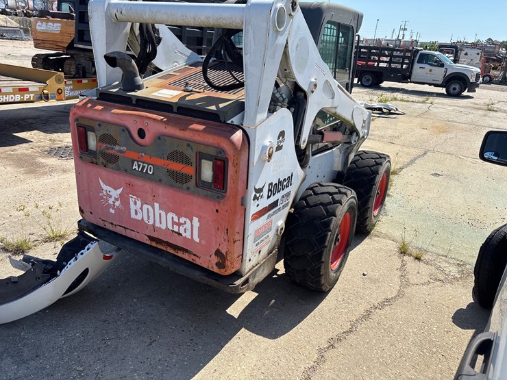#2-•-2015-bobcat-loader-image-3